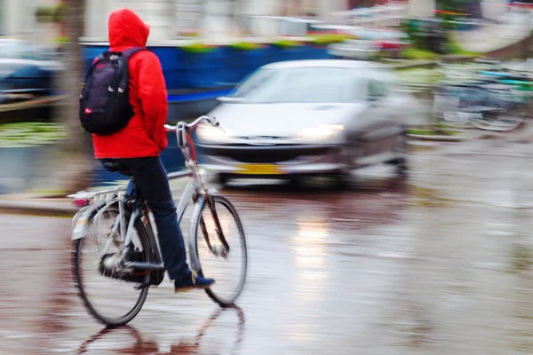 Bicycle rider in the rainy city — Stock Photo, Image