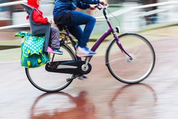 Cykel ryttare i regniga staden — Stockfoto