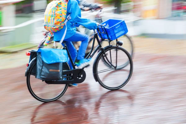 Fiets-rider in de regenachtige stad — Stockfoto