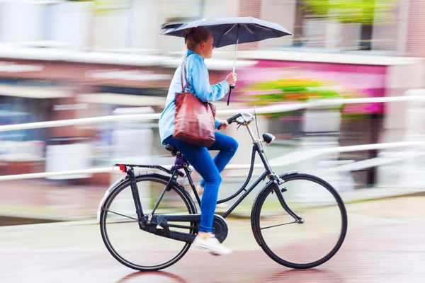 オランダの都市の雨の日の自転車 — ストック写真