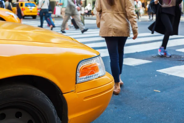 Táxi amarelo em um cruzamento de pedestres em Manhattan, Nova York — Fotografia de Stock