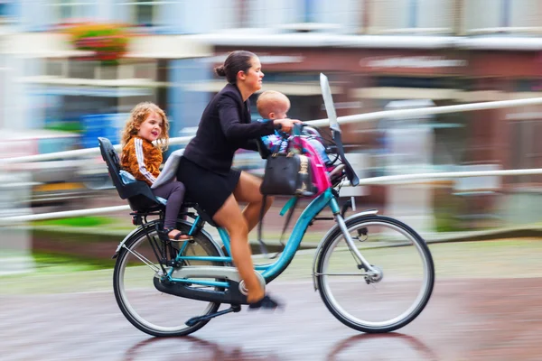 Cycliste un jour de pluie dans une ville néerlandaise — Photo