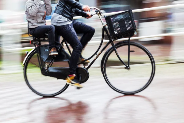 Cycliste sous la pluie — Photo