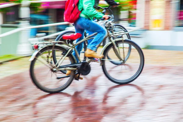 骑自行车的人在雨中 — 图库照片