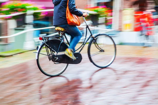 빗 속에서 자전거 라이더 — 스톡 사진