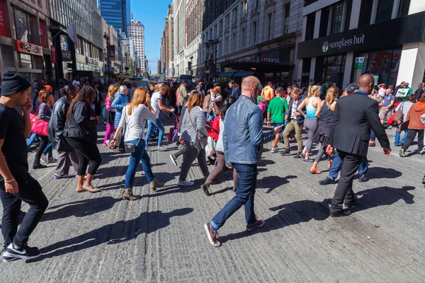 Multitudes de personas cruzando una calle en el centro de Manhattan, Nueva York — Foto de Stock