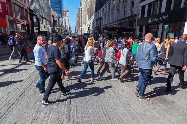 Multitudes de personas cruzando una calle en el centro de Manhattan, Nueva York — Foto de Stock