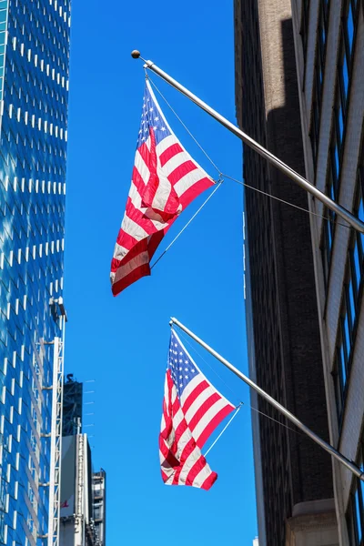 Banderas estadounidenses en rascacielos en Manhattan, Nueva York —  Fotos de Stock