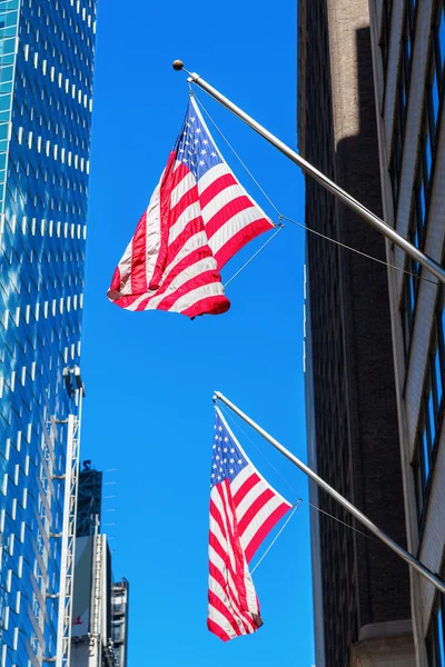 Banderas estadounidenses en rascacielos en Manhattan, Nueva York — Foto de Stock