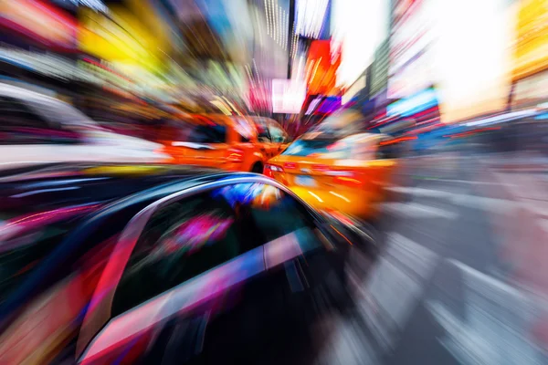 Zoom picture of a traffic scene in Manhattan, NYC, at night — Zdjęcie stockowe