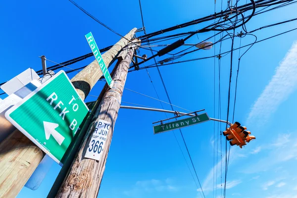 Pilón de electricidad con señales de tráfico en el Bronx, Nueva York —  Fotos de Stock