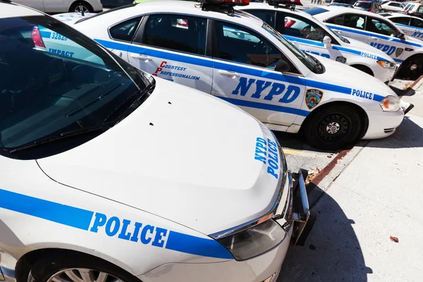 Samochody policyjne na wydziale policji w Bronx, NYC — Zdjęcie stockowe