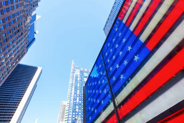 Signo de neón de bandera estadounidense en Times Square, Manhattan, Nueva York — Foto de Stock