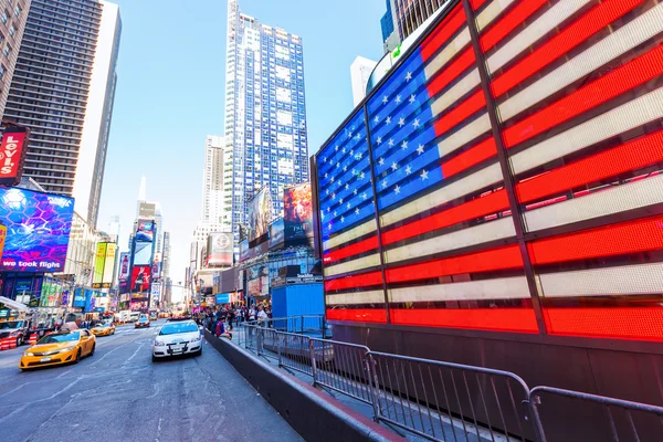 Signo de neón de bandera estadounidense en Times Square, Manhattan, Nueva York — Foto de Stock