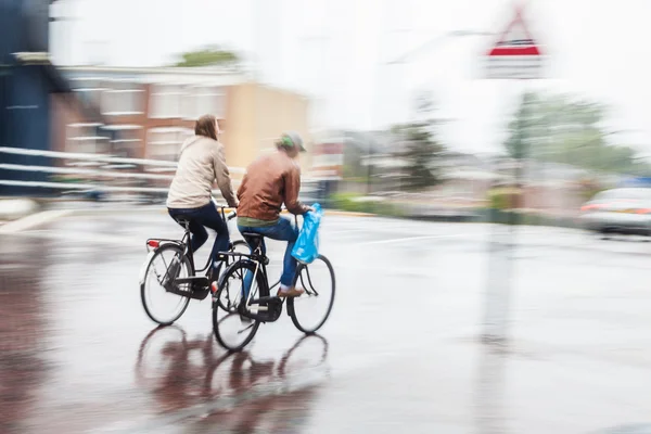 Pengendara sepeda di tengah hujan — Stok Foto
