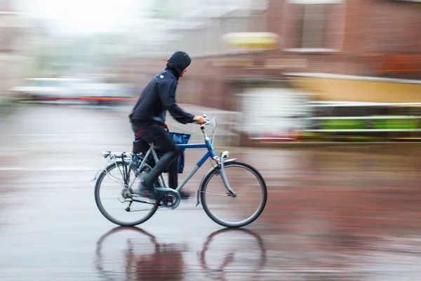 Fahrradfahrer im Regen — Stockfoto