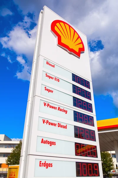 Вывеска с ценами на топливо компании Shell — стоковое фото