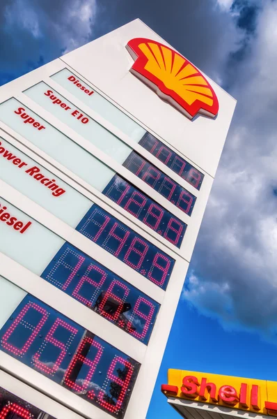 Letrero con precios del combustible de la empresa Shell — Foto de Stock