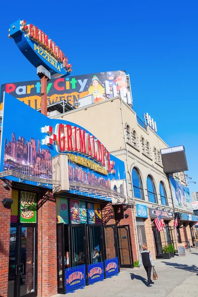 Σκηνή δρόμου στο Coney Island της Νέας Υόρκης πόλη — Φωτογραφία Αρχείου