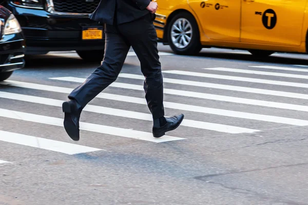 Hombre de negocios corriendo en la calle — Foto de Stock