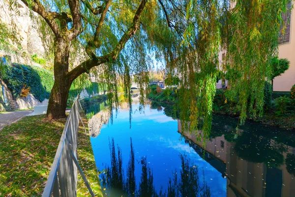 Aan de rivier de Alzette in Luxemburg — Stockfoto