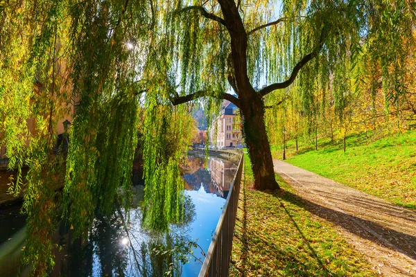 Aan de rivier de Alzette in Luxemburg — Stockfoto