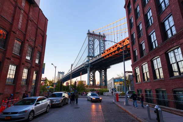 Manhattan most v New Yorku vidět za soumraku z Brooklynu — Stock fotografie