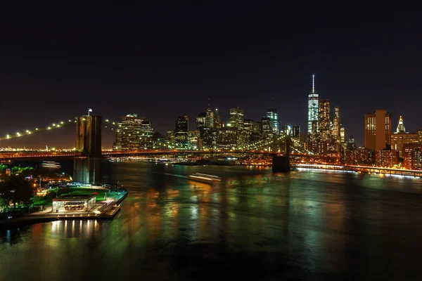 Ист-Ривер и горизонт Манхэттена, Нью-Йорк, ночью — стоковое фото