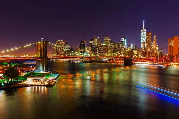 East River und Skyline von Manhattan, nyc, bei Nacht — Stockfoto