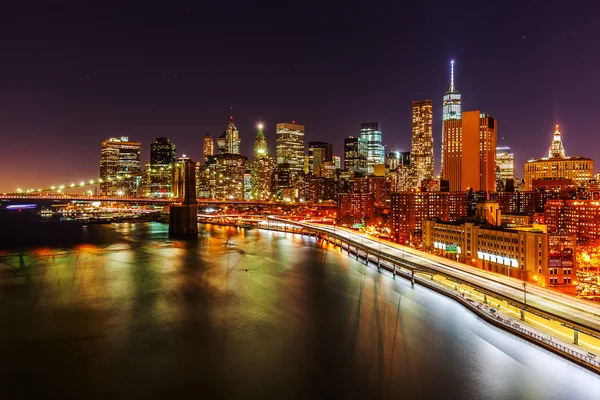 Горизонт Луера Манхэттена, штат Нью-Йорк, ночью — стоковое фото