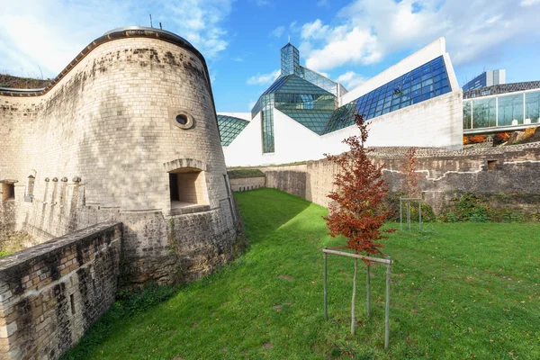 Fort thuengen und museum moderner kunst auf kirchberg plateau in luxemburg-stadt — Stockfoto