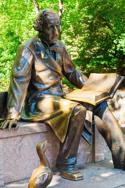 セントラルパークのハンス・クリスチャン・アンデルセンの彫刻 — ストック写真