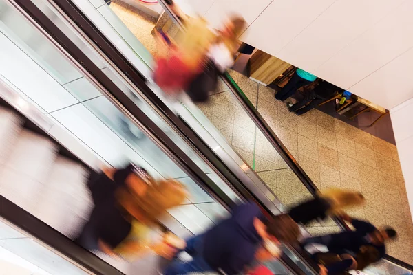 Shopping personer på en rulltrappa — Stockfoto