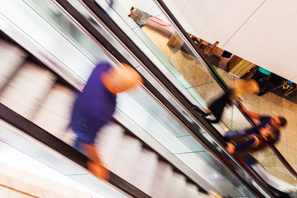 Shopping personer på en rulltrappa — Stockfoto