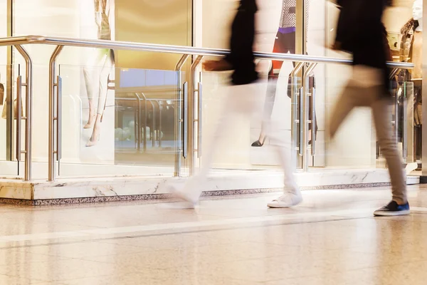 Människor i rörelse oskärpa i en galleria — Stockfoto