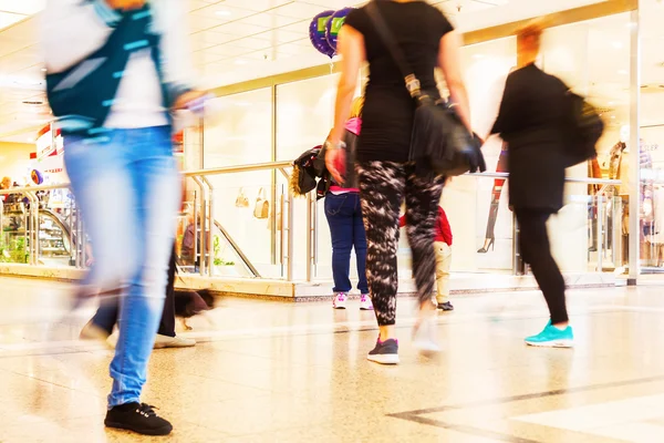 Mensen in beweging vervagen in een winkelcentrum — Stockfoto