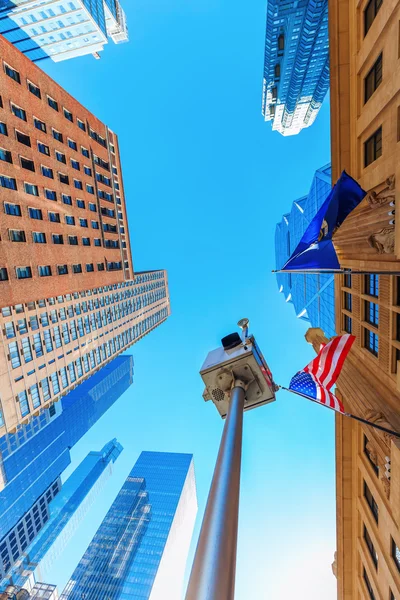 Niski kąt widzenia w pobliżu Columbus Circle na Manhattanie. — Zdjęcie stockowe