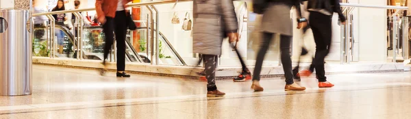 Personnes en mouvement flou dans un centre commercial — Photo