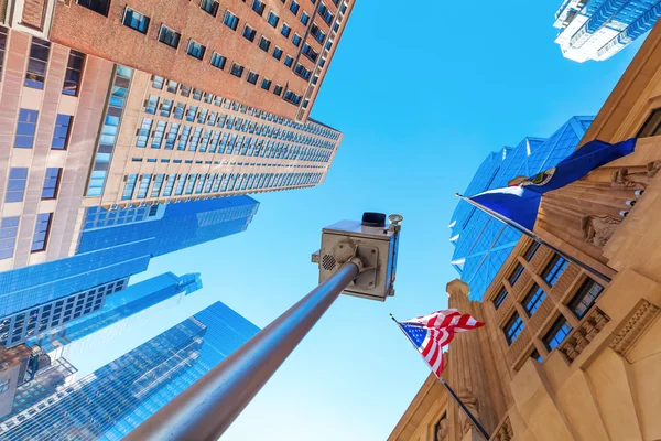 Vista de ángulo bajo cerca de Columbus Circle en Manhattan . — Foto de Stock