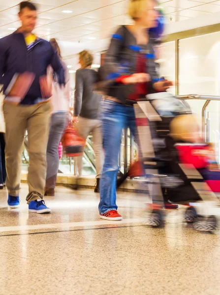 Mensen in beweging vervagen in een winkelcentrum — Stockfoto