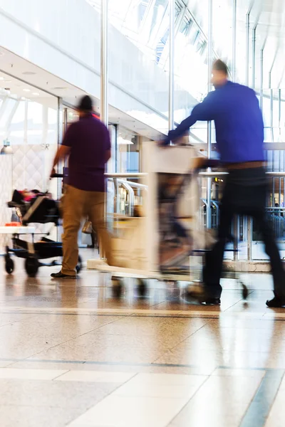 Shopping människor i rörelse oskärpa — Stockfoto