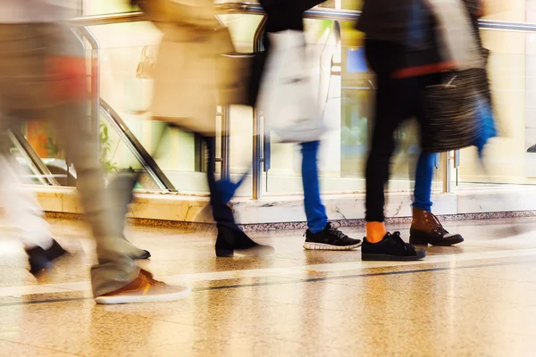 Personnes en mouvement flou dans un centre commercial — Photo