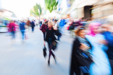 İnsanlar şehirde alışveriş resim zoom