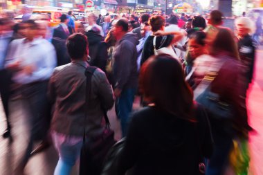 kalabalığın içinde devinim blur şehirde yürüyüş