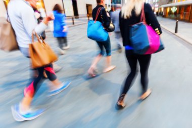 hareket bulanıklık yürüyen kadınlar