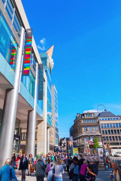 Eiszapfen-Skulptur auf einem städtischen Gebäude in Köln — Stockfoto