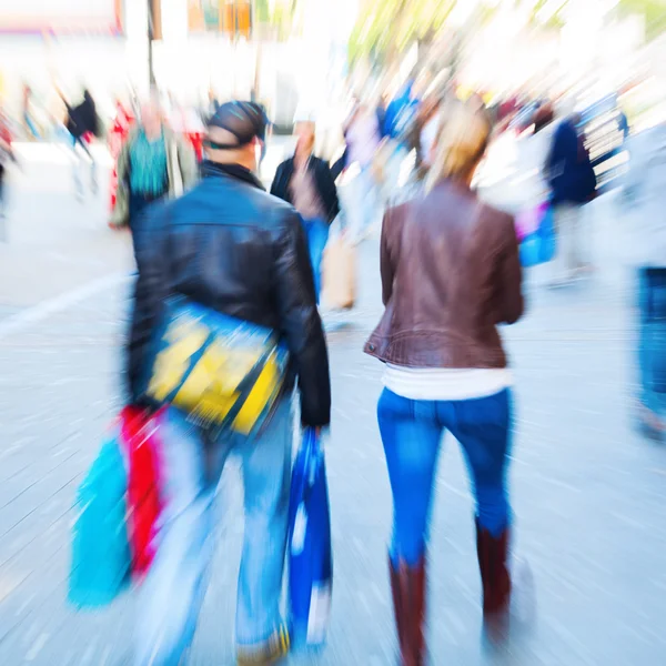 İnsanlar şehirde alışveriş resim zoom — Stok fotoğraf