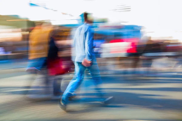 Marcher dans la ville en mouvement flou — Photo