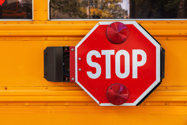 знак "Стоп" на автобусе в Манхэттене, Нью-Йорк
