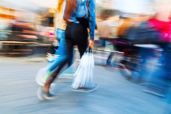 Shopping persone in movimento sfocatura — Foto Stock